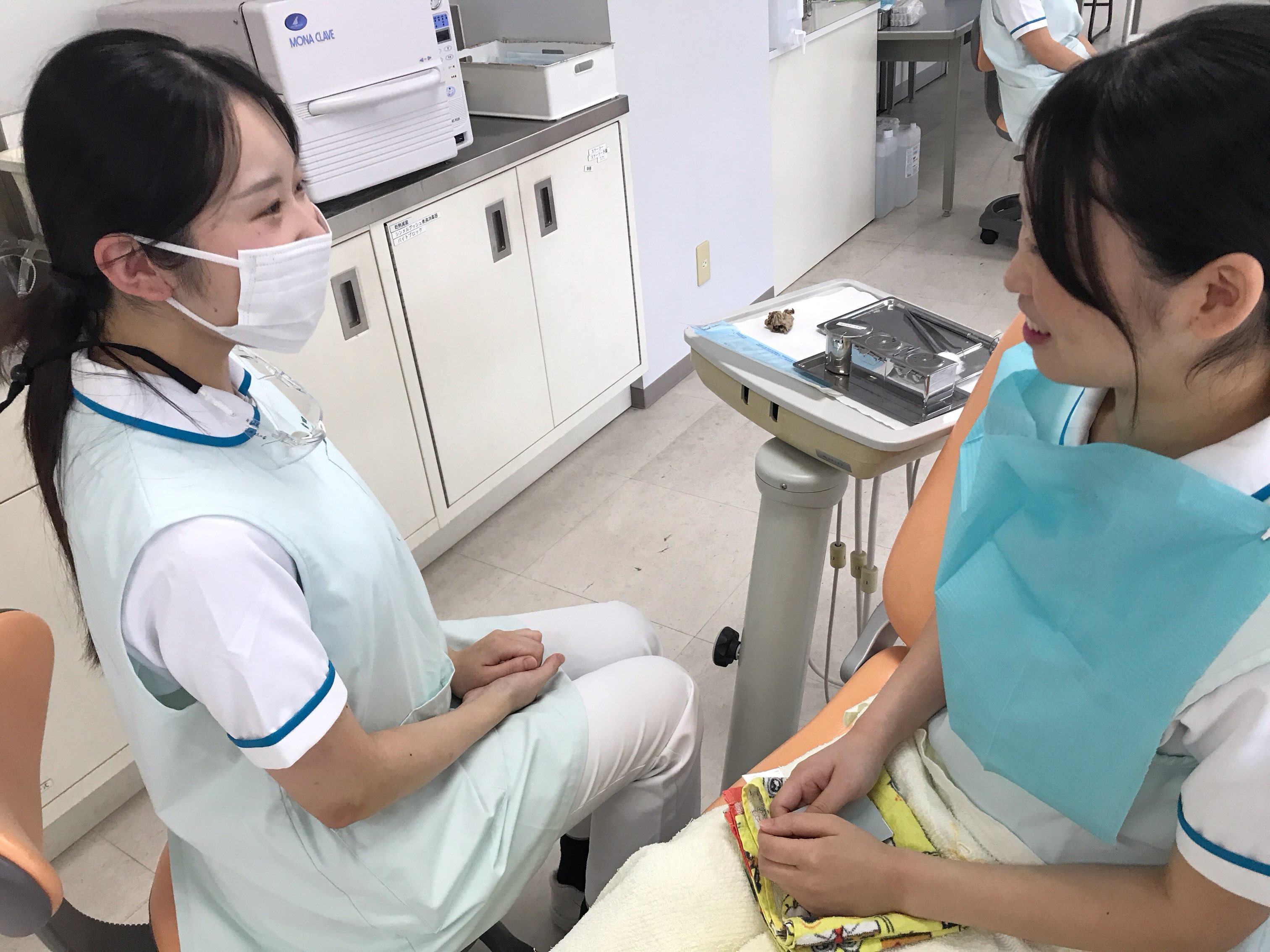 🌸✨新学期スタート✨🌸
いよいよ新学期が始まりました😊
久しぶりにみんなが揃って登校し、校内にもにぎやかな声が戻ってきました♪
そして、さっそく授業もスタート📚✨
予防の授業では、スケーリング実習を行いました🦷
スケーラーの持ち方や動かし方、ポジショニングなどを確認しながら、みんな真剣な表情で取り組んでいます✨
歯科衛生士にとって、歯石を除去する「スケーリング」は大切な技術のひとつ。
何度も繰り返し練習して、
少しずつ確実に技術を身につけていきましょう💪🦷✨
#歯科衛生士
#歯科衛生士のたまご
#九州文化学園歯科衛生士学院