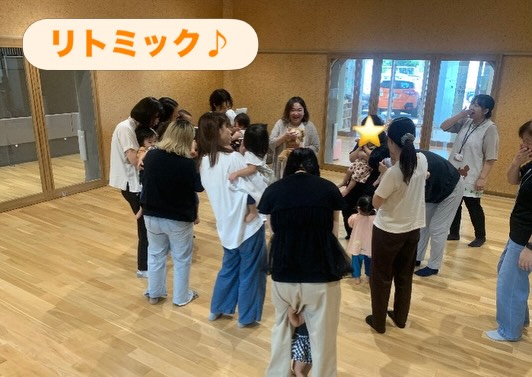 9月8日(火) なかよし広場
今日はリトミックがありました🎵
ピアノの音楽に合わせてお名前呼びをしたり、お散歩しながらゾウやウサギに出会ったり。
ゆっくり、早く、ジャンプなどそれぞれ楽しく身体を動かしました🤗
やおやさんのパネルシアターを見ながら、トマトはトントントン🍅♪と手遊びをしたり、最後はみんなで色塗りも楽しみましたよ🖍️
次回は1月になります。
音楽に合わせて楽しく身体を動かしましょう〜🙌🏻
#立山子育て支援センター
#立山町防災児童館複合施設アカリエ
#立山町子育て
#立山町
#富山市