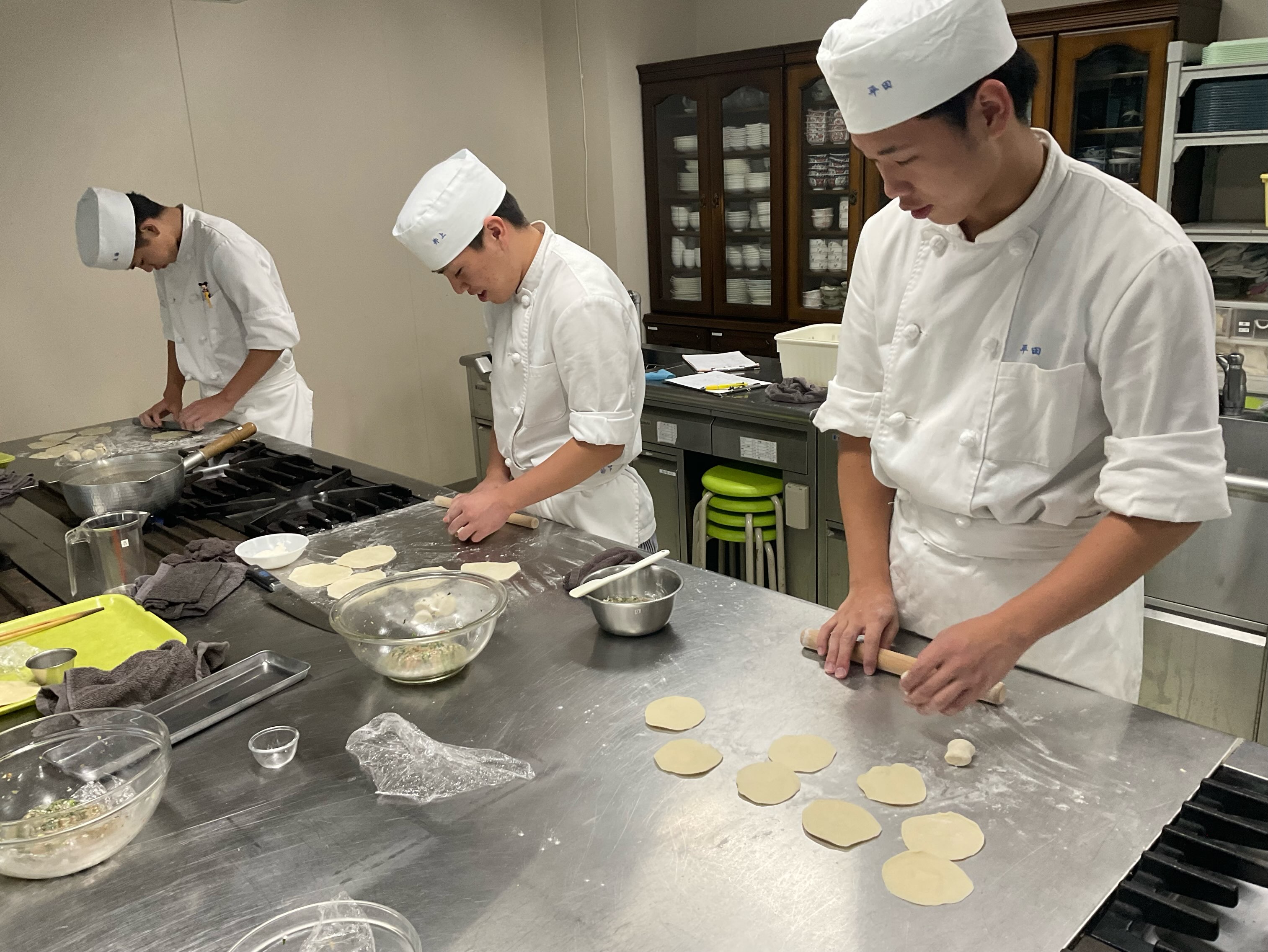 今日の1年生の実習は、「水餃子」と「焼餃子」でした。
餃子の皮から作りました。先生がひだを作られているのをみている時は簡単そうに見えましたが、実際にやってみたら難しかったです。しかし、出来上がりは、もちもちして、何個でも食べることができそうでし。
中国の人たちは、すごいものを発見したと、感謝したいです♪
#九州文化学園調理師専門学校
#餃子