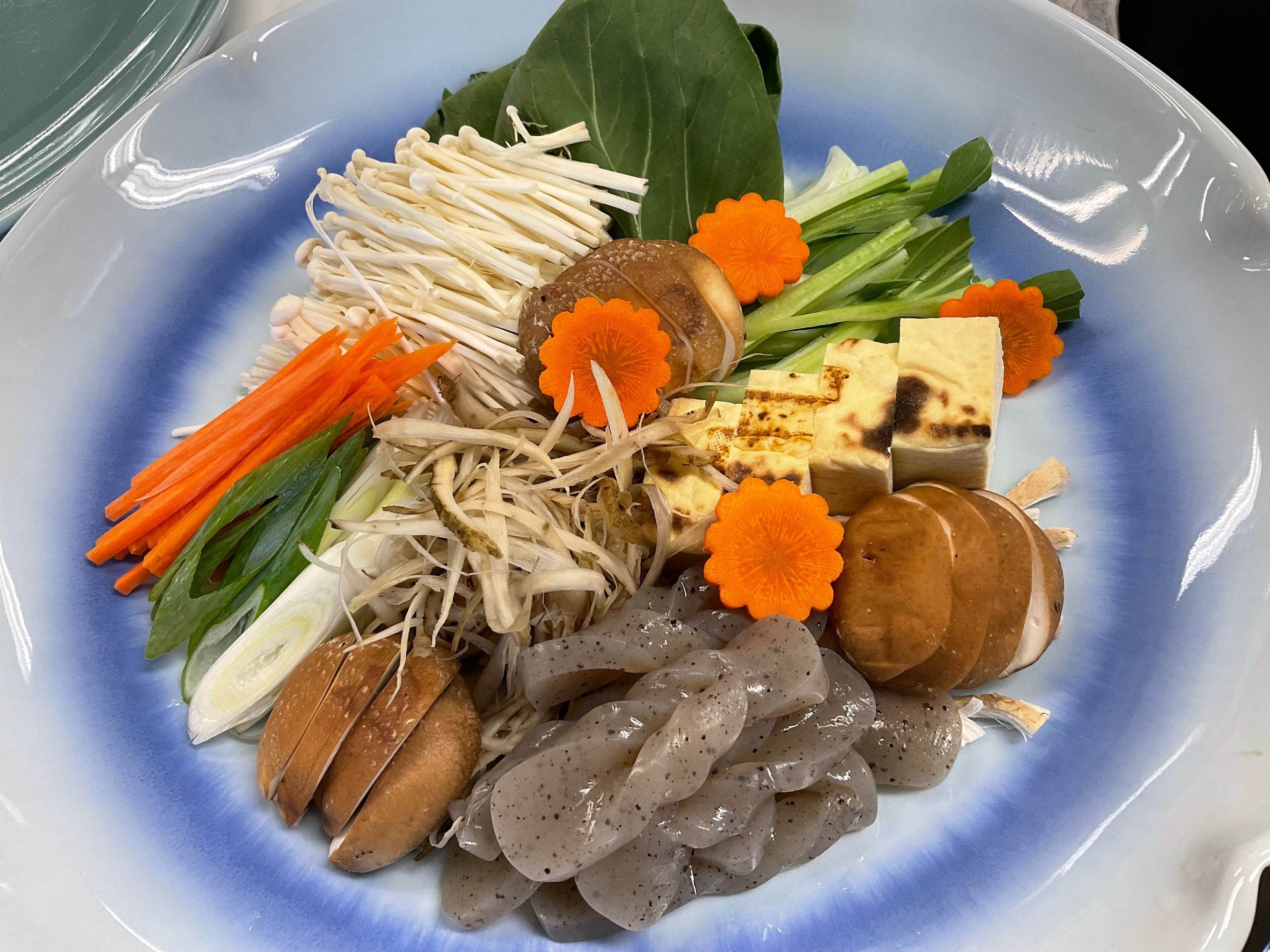 今日の2年生の日本料理実習は、松茸と菊菜のお浸し、茶飯と魚鋤(沖鋤)という魚のすき焼きを作りました。
魚のすき焼きは初めて食べました。🍲珍しい料理です。
一つ一つの野菜の切り方と調理が多かったですが、焚き汁と野菜から出た濃厚な出しがとても美味しかったです!^^
#九州文化学園調理師専門学校
#茶飯
#魚鋤
#きくなのおひたし