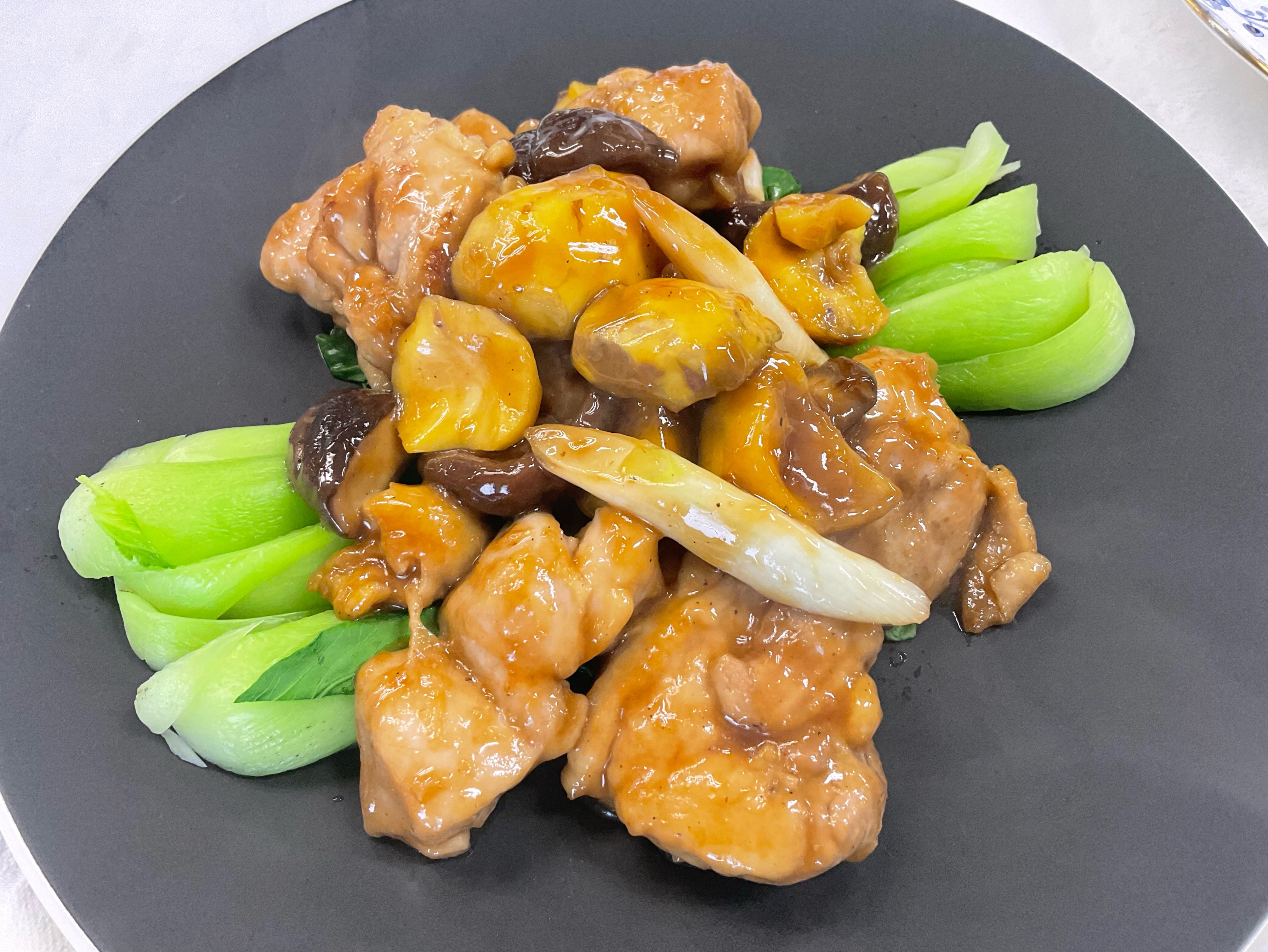今日の1年生の実習は中国料理の栗と鶏肉の煮込み・サーモンの黒胡椒炒めでした!
旬の食材「栗」を使ったお料理です!食感がとてもよくて絶品でした!✨
サーモンの黒胡椒炒めも胡椒の香りが引き立っていてご飯がとても進みました☺️
次の実習も楽しみです🧑🍳
頑張ります🔥
#九州文化学園調理師専門学校
#中国料理
#栗と鶏肉の煮込み
#サーモンの黒胡椒炒め